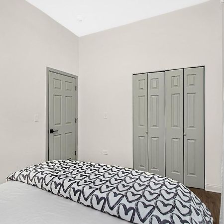 Modern 4Br Just A Block From Cta Pink Line With Pool Table Free Parking Chicago Exterior photo
