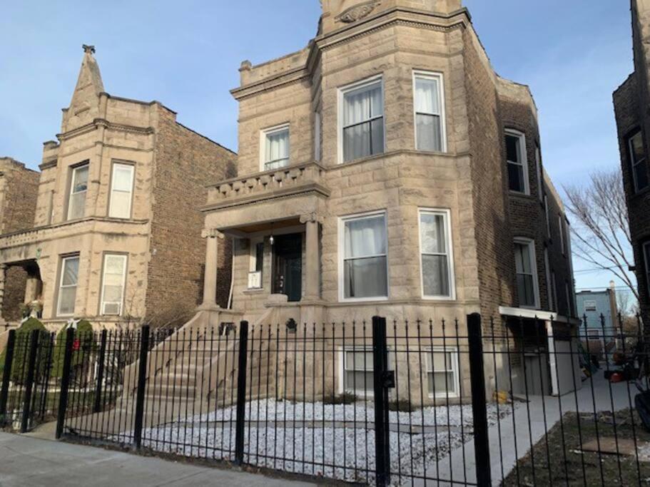 Modern 4Br Just A Block From Cta Pink Line With Pool Table Free Parking Chicago Exterior photo