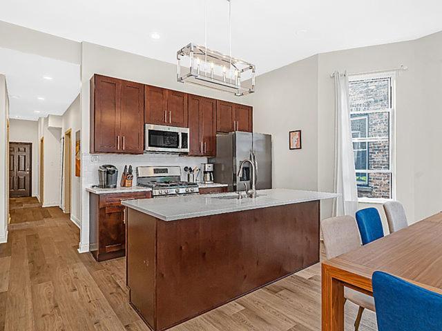 Modern 4Br Just A Block From Cta Pink Line With Pool Table Free Parking Chicago Exterior photo